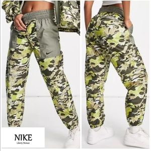 NEW Nike Dri-Fit Mid-Rise Windbreaker Jogger Track Pant Women’s Sz XS Camo